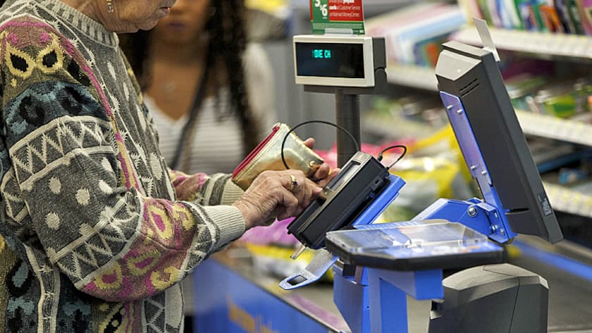 Eine Kundin zahlt in einem Wal-Mart-Laden in Burbank, Kalifornien, mit einer Kreditkarte (Nov. 2016).