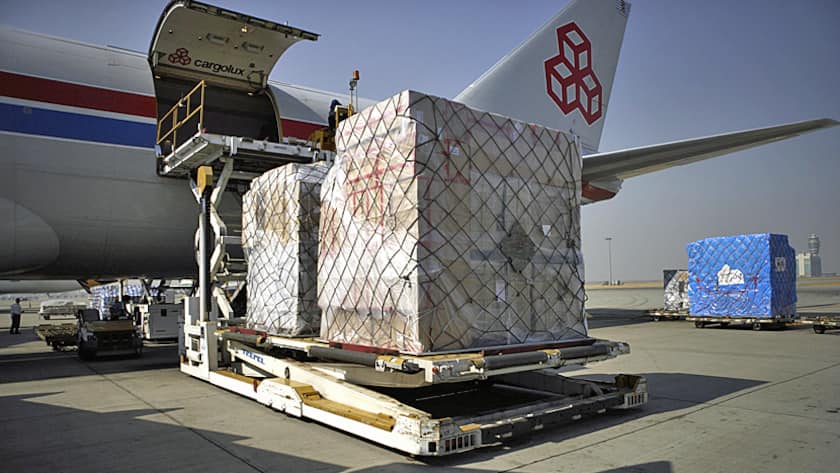 Beladung eines Frachtflugzeugs.