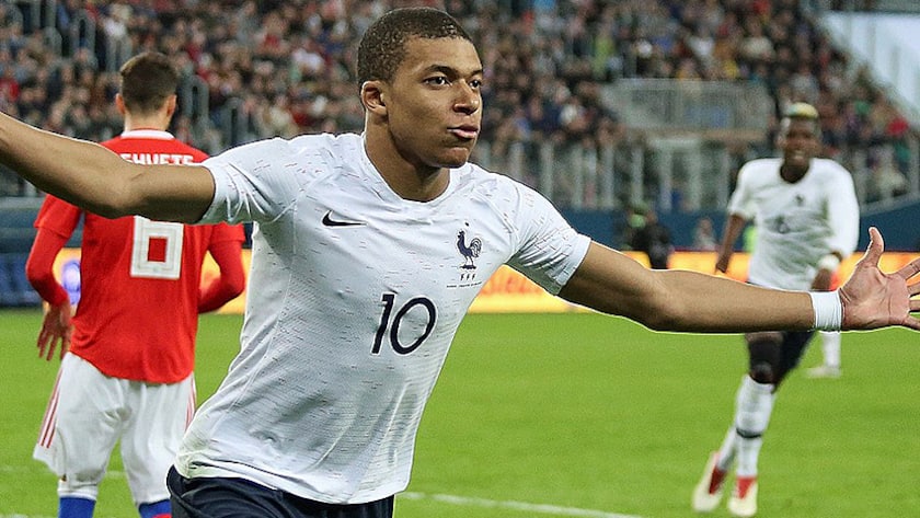 Kylian Mbappe - die Entdeckung der WM 2018 in der französischen Mannschaft - beim Torjubel. Im Nike-Shirt.