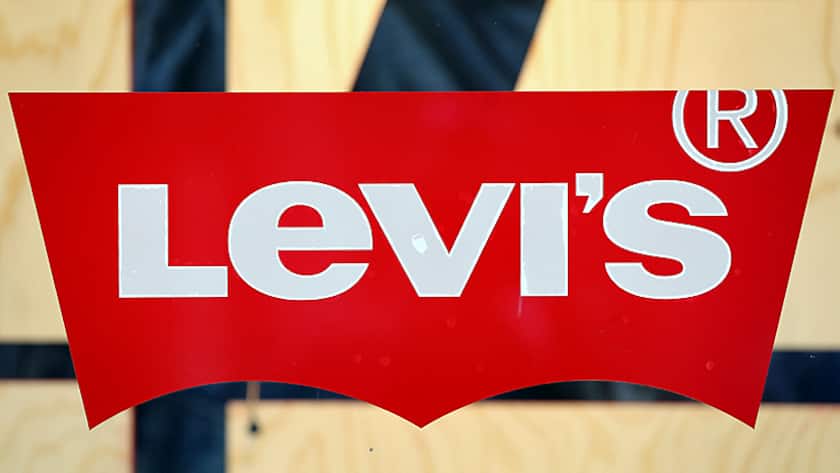 Levi's-Logo an einem Levi-Strauss-Modeladen in London (21.6.2018).