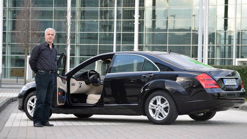 Eine Limousine mit Chauffeur.