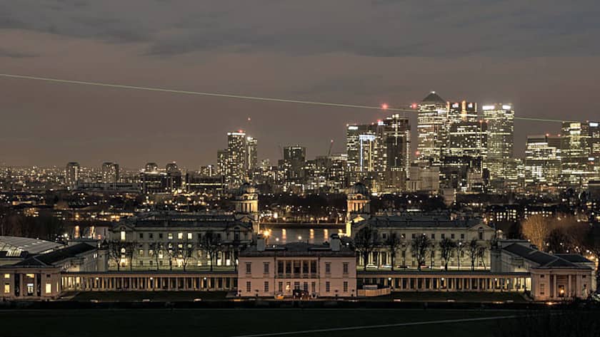 Blick über Royal Naval College und die Themse auf den Londoner Finanzdistrikt Canary Wharf.