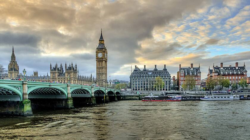 Blick über die Themse auf den Uhrturm «Big Ben» in London.