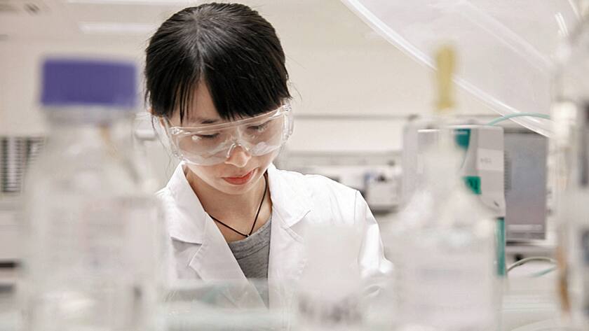 Eine Mitarbeiterin in einem Labor von Lonza.