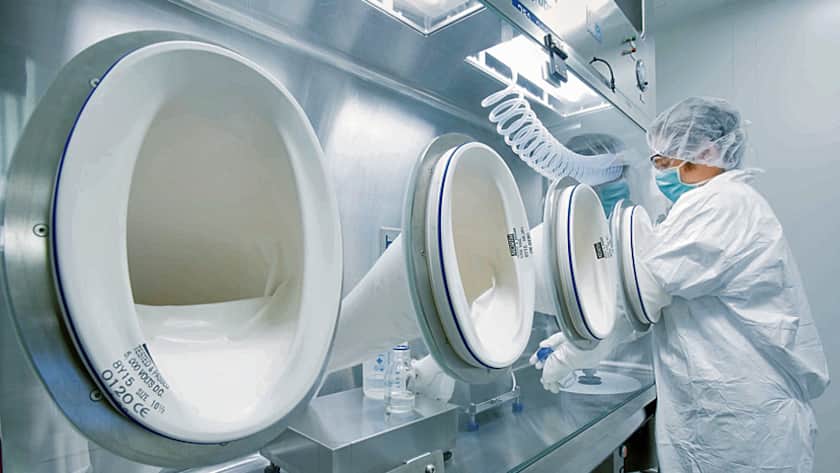 Ein Mitarbeiter in einem Lonza-Labor.