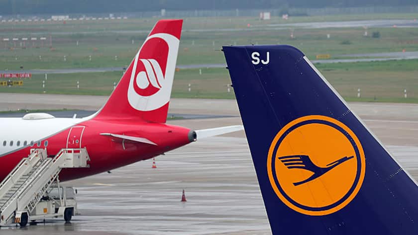 Heckflossen mit Logos von Flugzeugen der Air Berlin (links) und Lufthansa auf dem Flughafen Tegel in Berlin (Aug. 2017).