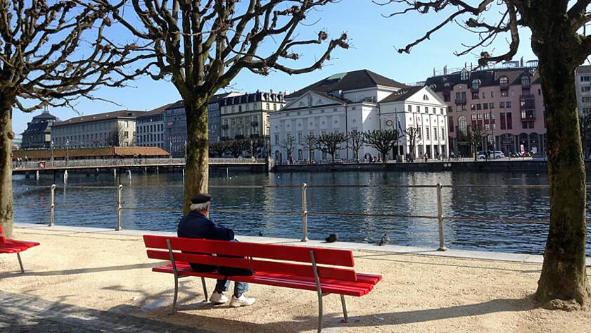 Ein Senior geniesst die Frühlingssonne an der Reuss in Luzern.