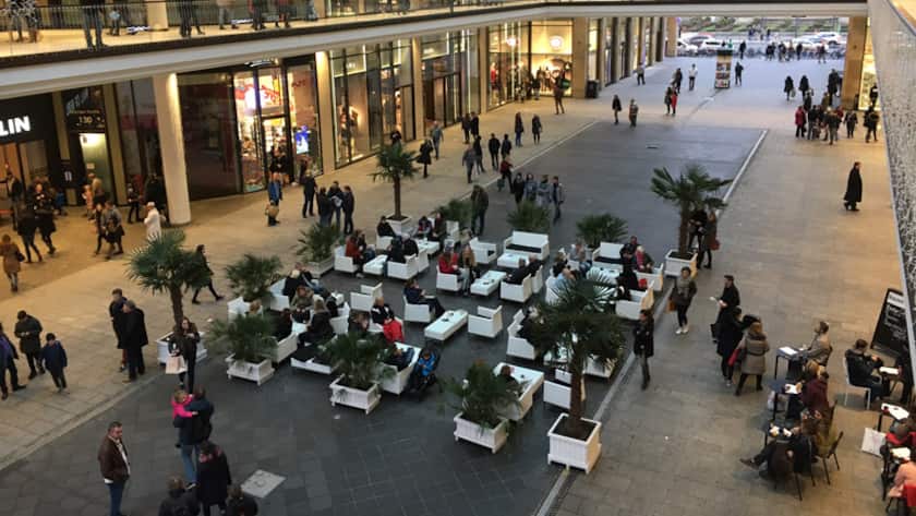 Einkaufspassage in der «Mall of Berlin», vielbelebt am späten Nachmittag.