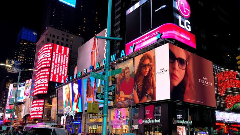 Am Broadway nahe Times Square in Manhattan, New York.