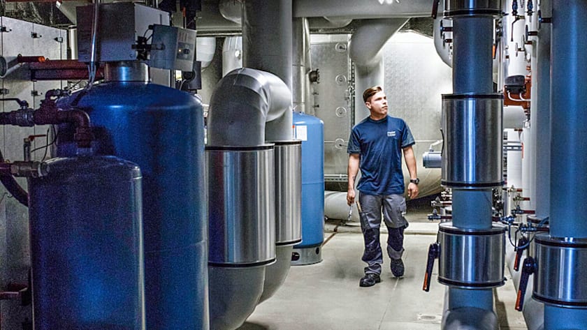 Ein Mitarbeiter von Meier Tobler auf Montage.