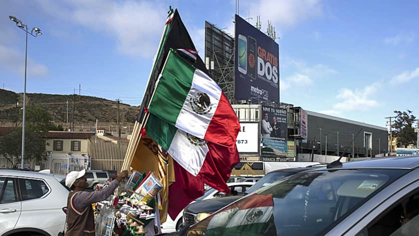 Autofahrer warten am Grenzübetrtritt Mexiko-USA in Tijuana auf die Abfertigung.