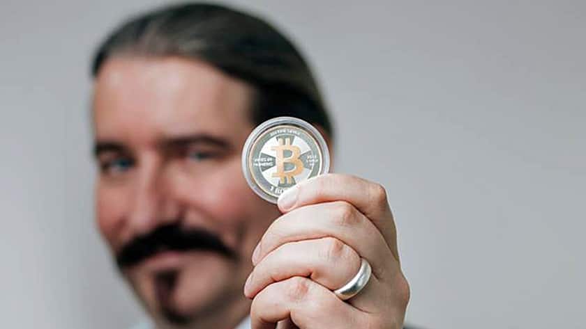 Niklas Nikolajsen, CEO und Mitgründer Bitcoin Suisse, zeigt eine Bitcoin-Münze.