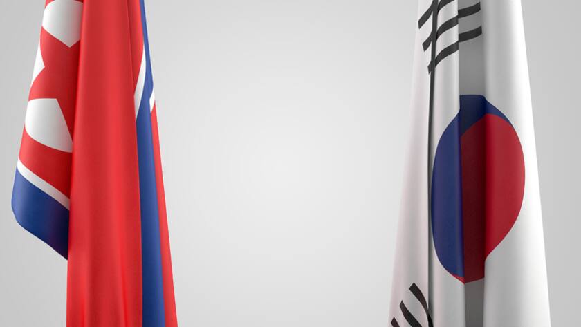 Die Flagge von Nordkorea, links, neben derjenigen von Südkorea, rechts.