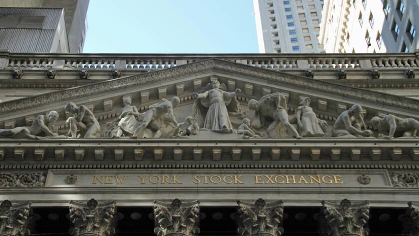 Blick auf das figurengeschmückte Tympanon des New Yorker Börsengebäudes an der Wall Street.