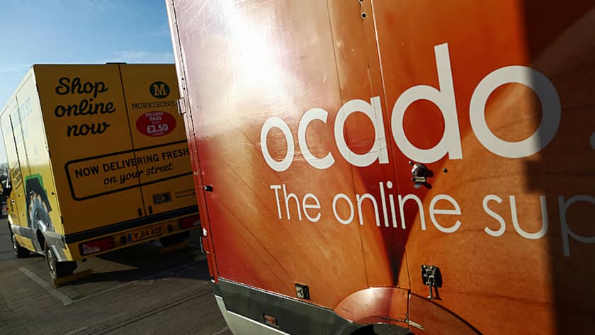 Lieferwagen des Ocado-Online-Supermarkts in England.