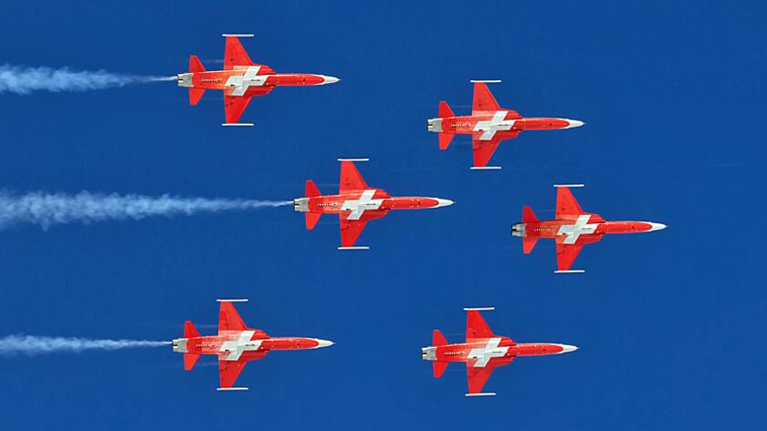 Flugzeuge der Patrouillie Suisse beim Kunstflug.