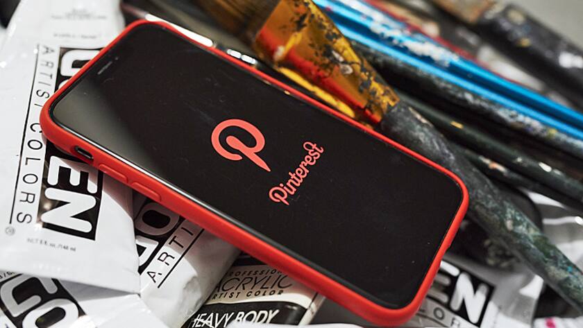Ein Handy mit der Pintrest-Startseite.