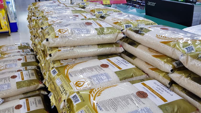 Reissäcke in einem Supermarkt in Thailand.