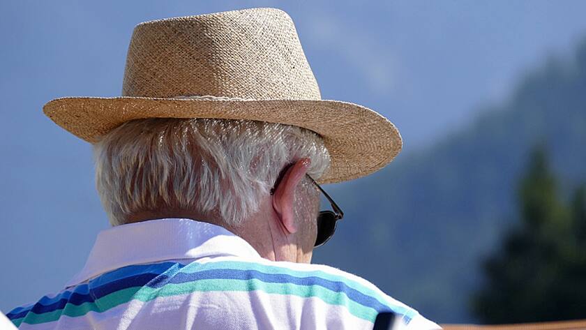 Ein Rentner geniesst die Sonne.