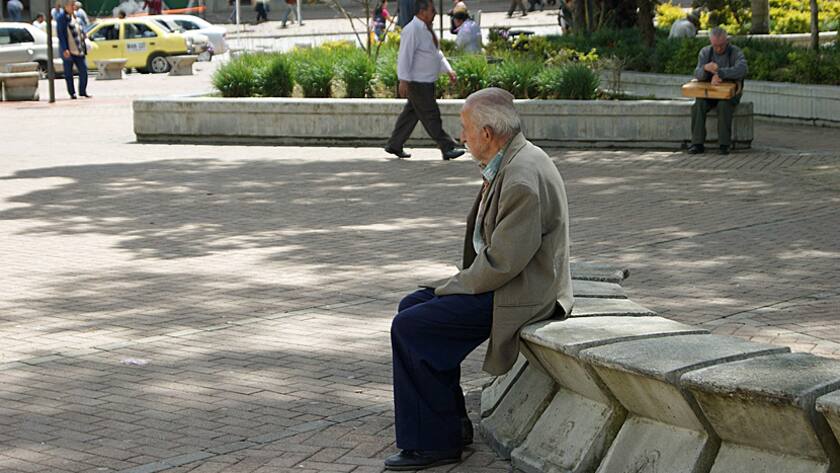 Ein Rentner ruht sich aus.