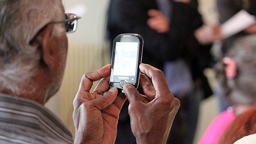 Ein Rentner mit seinem Handy.