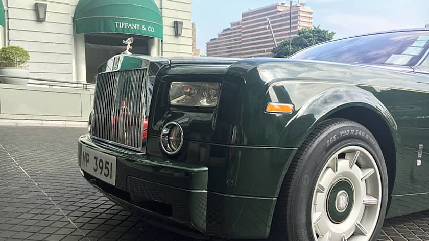 Tummelplatz reicher Chinesen: Ein Rolls Royce vor dem Peninsula Hotel in Hongkong.