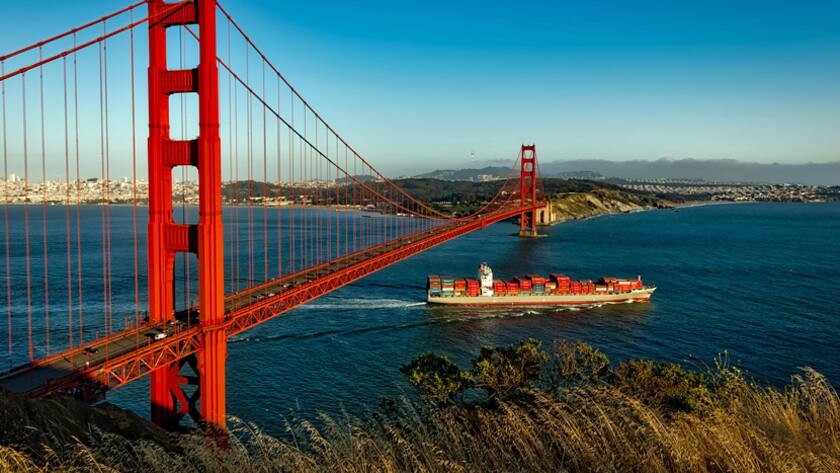 San Francisco ist die Pazifik-Metropole der USA: Containerschiff unter der Golden-Gate-Brücke.