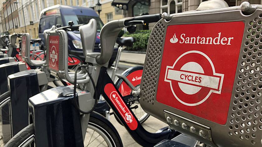 Werbung der Banco Santander an Mietvelos in London.