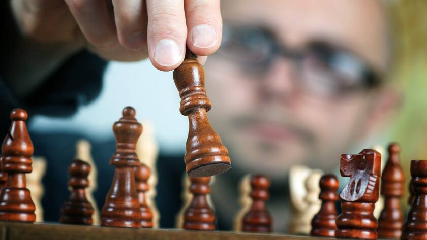 Beim Schachspiel dreht sich alles um den König.