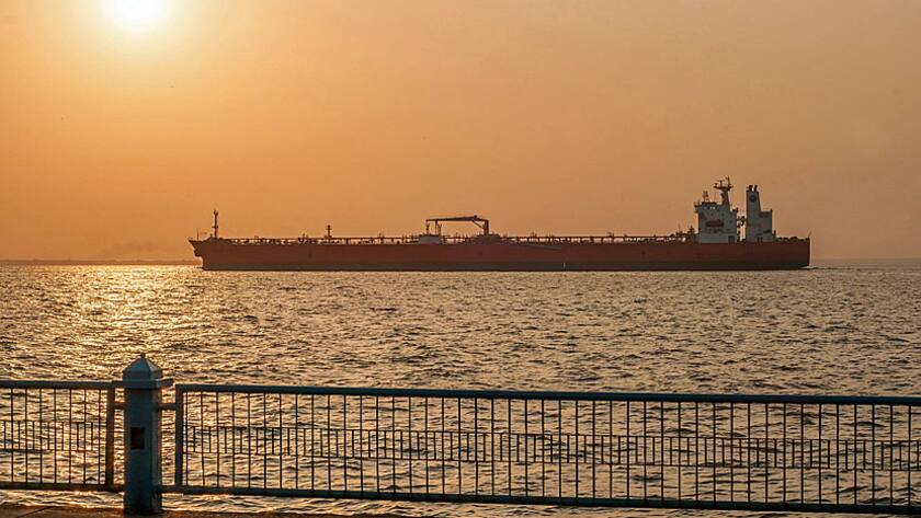 Ein Frachter vor dem venezolanischen Hafen Maracaibo.