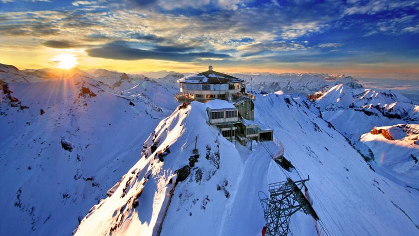 Blick auf die Bergstation der Schilthorn-Bahn mit dem Panoramarestaurant Piz Gloria.