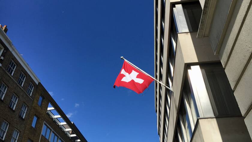 Schweizerfahne am Gebäude der Botschaft in London.