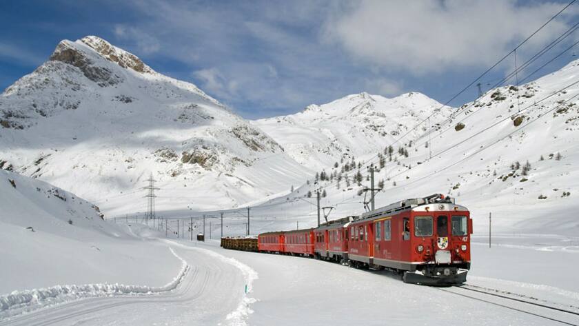 Ein Zug der Rhätischen Bahn auf der Bernina-Strecke.