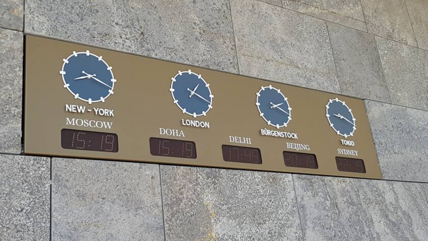 Weitzeituhr auf dem Bürgenstock zeigt die Uhrzeit in tradionellen und aufstrebenden Wirtschaftsstädten an.