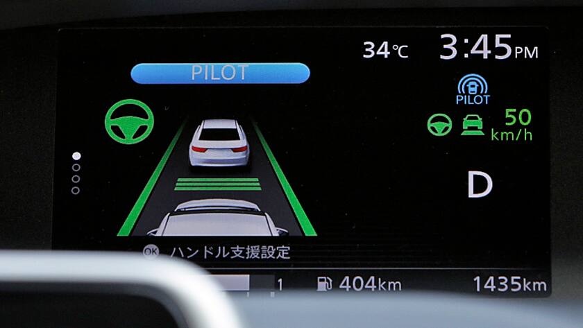 Blick ins Cockpit eines selbstfahrenden Autos von Nissan.