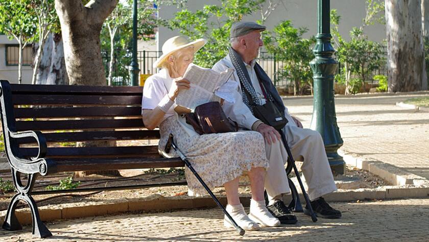 Senioren geniessen den sonnigen Nachmittag.