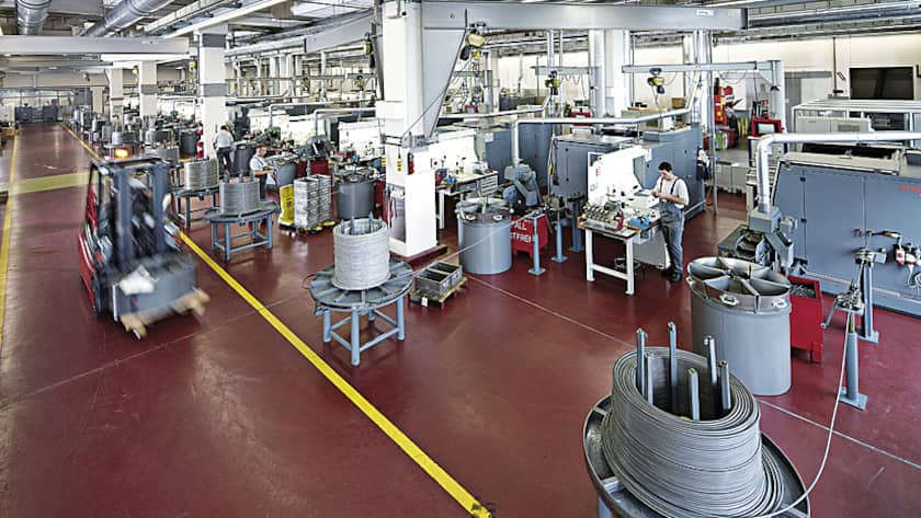 Produktionshalle von SFS, Hersteller von Präzisionsformteilen für die Automobil- und Elektronikindustrie, in Heerbrugg SG.