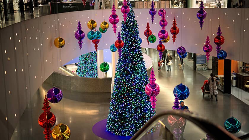 Weihnachtsshopping im Einkaufszentrum Sihlcity in Zürich.