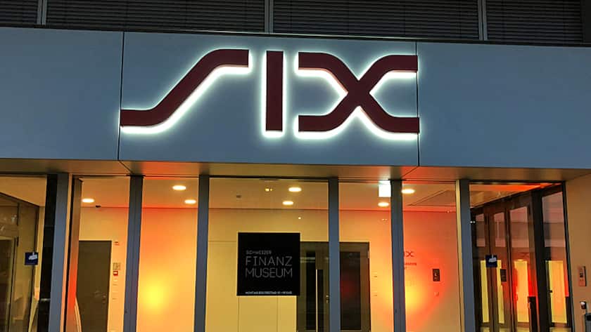 Schriftzug an der Schweizer Börse SIX.