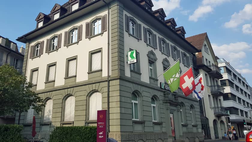 Flaggengeschmücktes Gebäude der St. Galler Kantonalbank in Rapperswil.