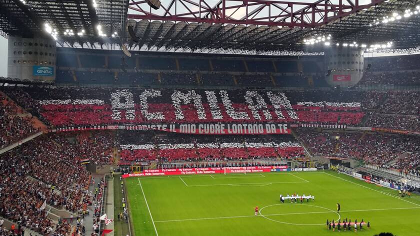 Das Giuseppe-Meazza-Stadion im Vorfeld eines Heimspiels des AC Mailand.