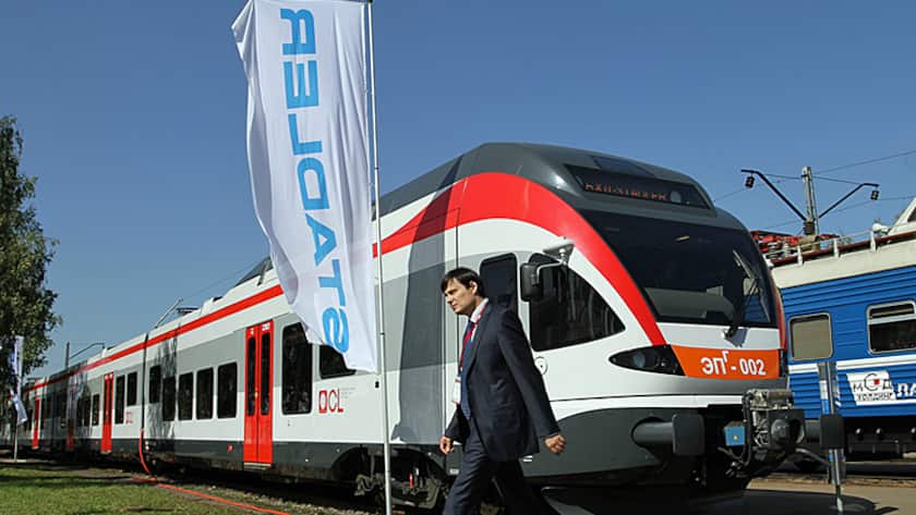 Eine Zugskomposition von Stadler Rail an einer Bahnmesse in Moskau.