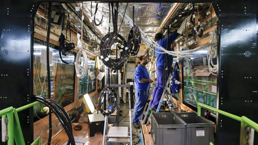 Montage eines Stadler-Rail-Zuges.