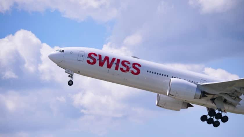 Swiss Boeing 777-300ER "Triple Seven" direkt nach dem Abheben auf der Startbahn.