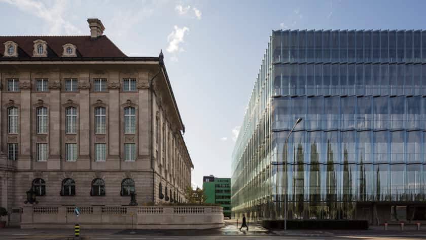 Hauptsitz der Swiss Re von 1913 mit dem modernen, 2017 eröffneten Erweiterungsbau.
