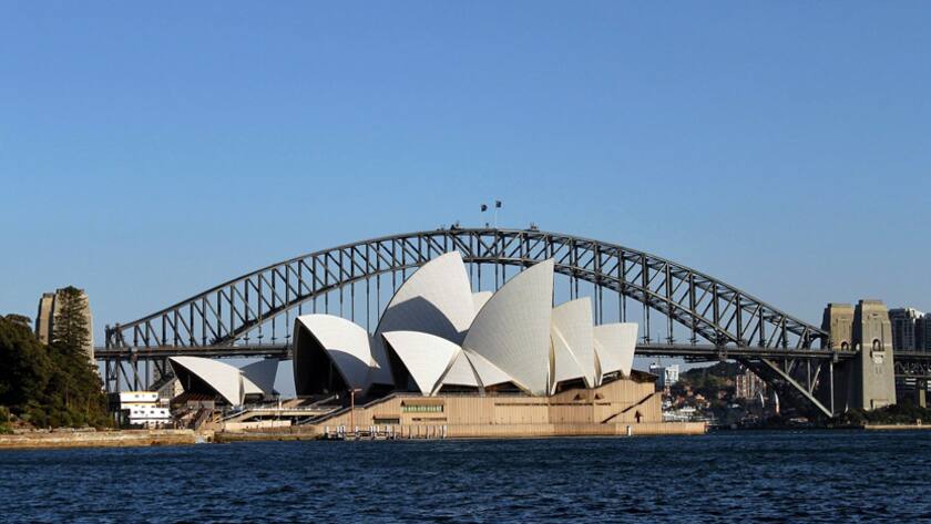 Zwei Wahrzeichen Sydneys: Die Oper und die Harbour Bridge im Hintergrund.