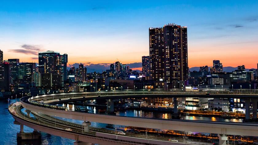 Blick auf die Rainbow Bridge und die Skyline von Tokio.