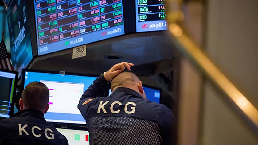 Ein Trader an der Börse in New York greift sich an den Kopf.