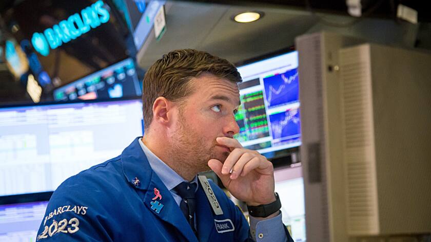 Ein Trader an der Börse in New York blickt sorgenvoll auf die Bildschirme.
