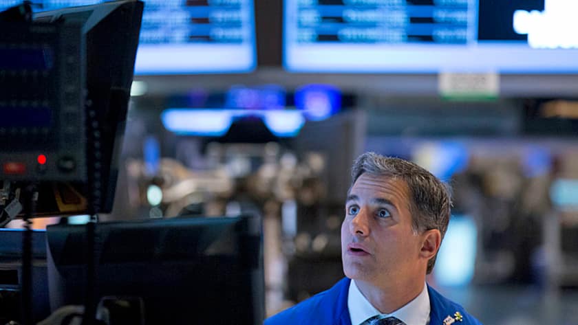 Erschrocken blickt ein Trader auf die Kurse an der Wallstreet.